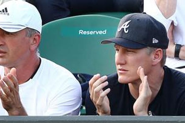 Bastian Schweinsteiger (hitam) saat menyaksikan Ana Ivanovic bertanding di Wimbledon (2/7/2015). 