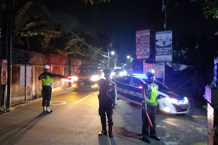 Petugas tampak melakukan pengamanan di jalan yang akan dilalui Presiden Jokowi beserta rombongan, Jumat (9/12/2022)