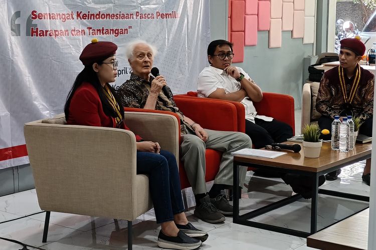 Guru Besar Filsafat STF Driyarkara, Franz Magnis Suseno (tengah) saat berbicara dalam sebuah dialog kebangsaan, di Jakarta Timur, Senin (29/4/2024).