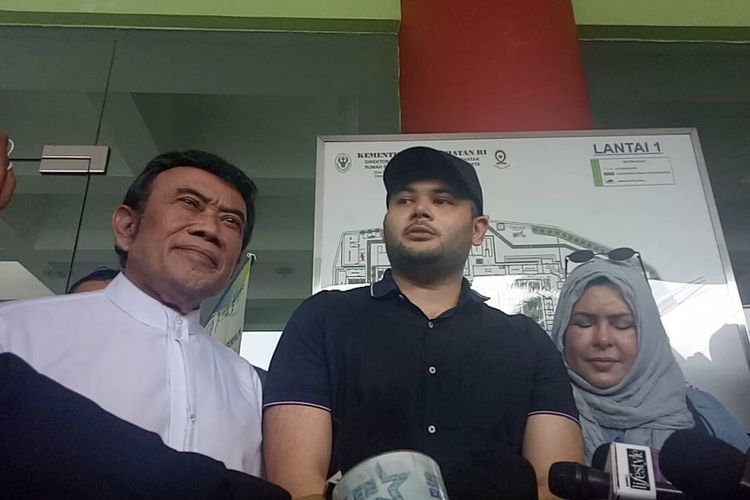 Ridho Rhoma didampingi kedua orangtuanya, Rhoma Irama dan Marwah Ali saat keluar dari Rumah Sakit Ketergantungan Obat (RSKO) Cibubur, Jakarta Timur, Kamis (25/1/2018).
