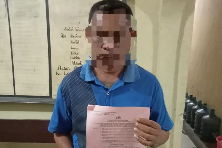 Guru SMA, LI alias E, di Kota Ambon resmi ditahan Polresta Pulau Ambon dan Pulau-pulau Lease atas dugaan persetubuhan dengana muridnya, ES, hingga hamil 6 bulan. E ditahan pada Selasa (12/2/2024).