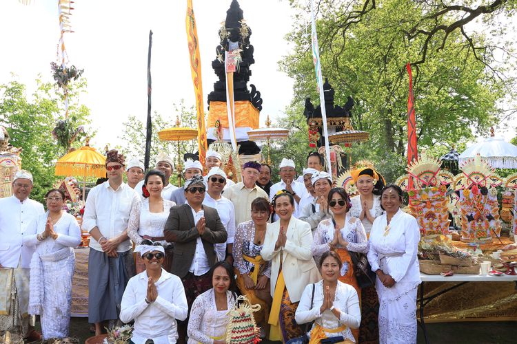 Masyarakat Hindu Bali di Belanda saat usai sembahyang di Pura Shanta Citta Bhuwana (PSCB).