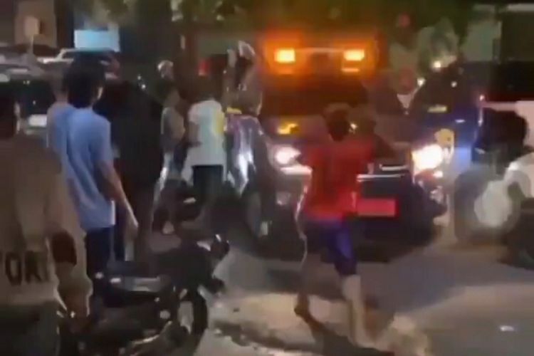 Tangkapan layar video viral petugas Bea Cukai Riau diserang oleh puluhan orang tak dikenal di Jalan Juanda, Kota Pekanbaru, Riau, Senin (19/4/2021) malam.