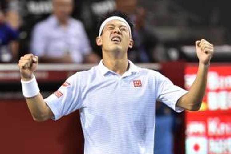 Petenis Jepang, Kei Nishikori, merayakan kemenangannya atas petenis Jerman, Benjamin Becker, pada laga semifinal Jepang Terbuka di Tokyo, Sabtu (4/10/2014).