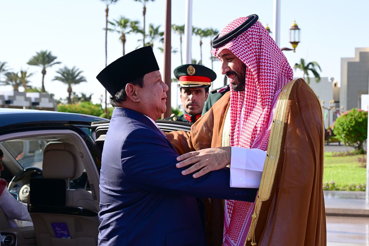 Presiden Republik Indonesia Prabowo Subianto disambut Putra Mahkota sekaligus Perdana Menteri Kerajaan Arab Saudi, Pangeran Mohammed bin Salman bin Abdulaziz Al Saud (MBS), di Istana Al-Salam, Jeddah, pada Rabu, 2 Juli 2025.