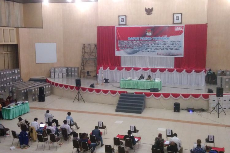 Suasana pleno rekapitulasi hasil perhitungan perolehan suara pemilihan gubernur dan wakil gubernur Papua yang berlangsung hingga Senin (9/7/2018) dini hari. 