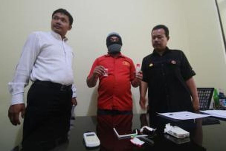 Supiyo (tengah), pejabat desa di Kecamatan Windusari, Magelang, ditangkap polisi lantaran kedapatan membawa sabu-sabu, Rabu (15/4/2015).