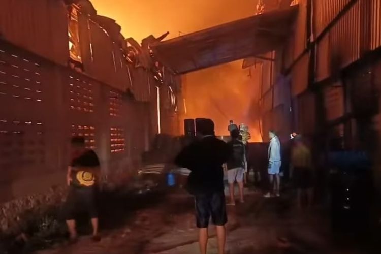 Pabrik Kasur Pegas di Desa Suli Maluku Ludes Terbakar