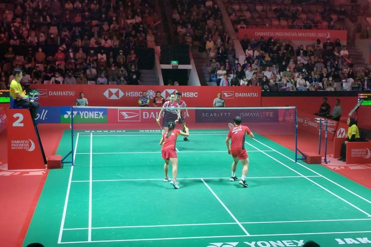 Suasana pertandingan 16 besar Indonesia Masters 2023 yang mempertemukan Dejan Ferdinansyah/Gloria Emanuelle Widjaja (Indonesia) vs Lee Chun Hei Reginald/NG Tsz Yau (Hong Kong) di Istora Senayan pada Kamis (26/1/2023) petang WIB.