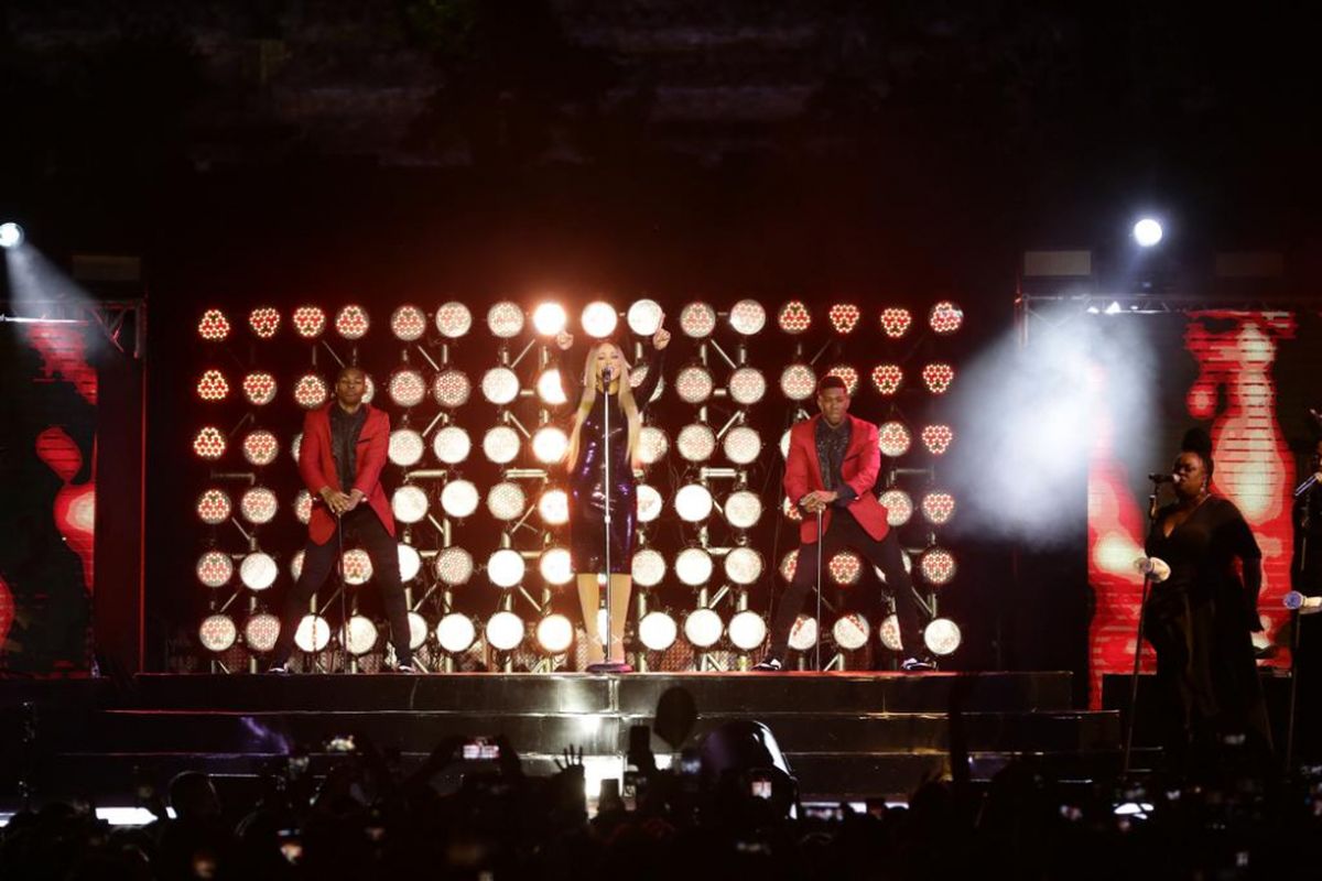 Penampilan diva pop asal Amerika Serikat Mariah Carey di Taman Lumbini Candi Borobudur Magelang, Jawa Tengah, Selasa (6/11/2018) malam. 