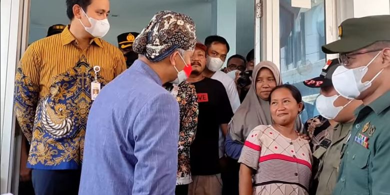 Gubernur Jawa Tengah (Jateng) Ganjar Pranowo saat menyampaikan pesan kepada Lisfiyanah (35), salah satu ibu hamil di Kelurahan Bandengan, Kabupaten Kendal, Jateng, agar menjaga kandungannya dengan baik.