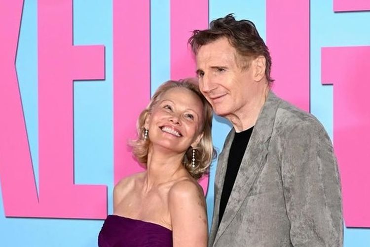 Liam Neeson dan Pamela Anderson Mesra di Acara TV, Pacaran atau Promosi Film?
