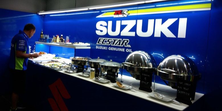 Salah satu kru Suzuki Esctar sedang mengambil makanan di hospitality room tim tersebut di Sepang, Malaysia, Jumat(27/10/2017). 