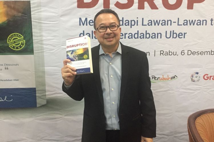 Rhenald Kasali dalam diskusi buku Disruption Menghadapi Lawan-Lawan Tak Kelihatan dalam Peradaban Uber. Rabu (6/12/17) di Gramedia Matraman, Jakarta Timur