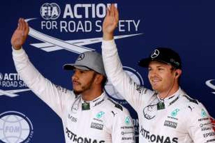 Pebalap AMG Petronas F1 Team asal Jerman, Nico Rosberg (kanan), berpose bersama rekan satu timnya asal Inggris, Lewis Hamilton, setelah menyelesaikan sesi kualifikasi GP Jepang di Sirkuit Suzuka, Sabtu (8/10/2016).