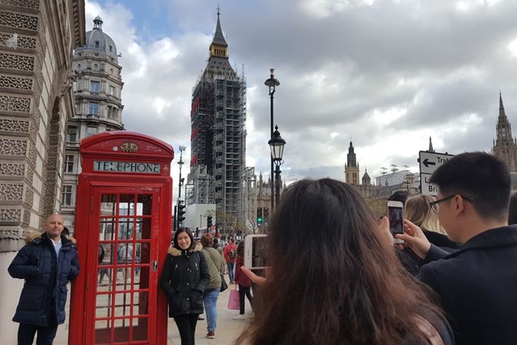 Pengunjung tetap berfoto dengan latar belakang Elizabeth Tower dan Big Ben, meski ikon ternama di London, Inggris itu sedang menjalani renovasi. Proses renovasi sudah dimulai sejak Agustus 2017 lalu dan dijadwalkan rampung pada tahun 2021.