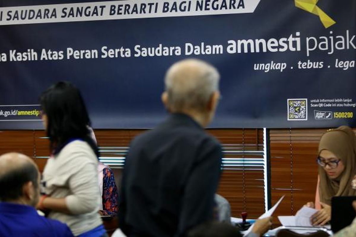 Sejumlah warga menunggu panggilan untuk ikut dalam program Tax Amnesty di Kantor Pajak Pratama Kebayoran Lama, Jakarta Selatan, Jumat, 30/9/2016. Banyaknya warga yang antre sejak pagi karena hari ini merupakan hari terakhir periode I program tax amnesty.