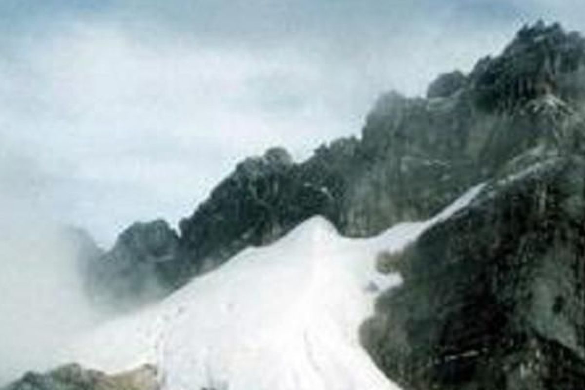 Puncak Carstensz Pegunungan Jayawijaya yang selalu bersalju