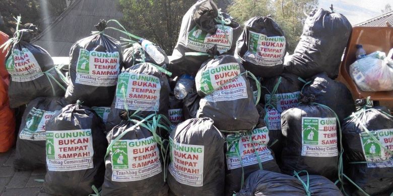 Sampah yang berhasil dikumpulkan dari Gunung Semeru, dalam kegiatan operasi bersih bertajuk Sapu Jagad yang digelar oleh Trashbag Comunity, pada 2015 di 15 gunung secara serentak. Tahun 2017 ini kembali diadakan di 17  gunung serentak mulai 15 - 24 Agustus 2017.