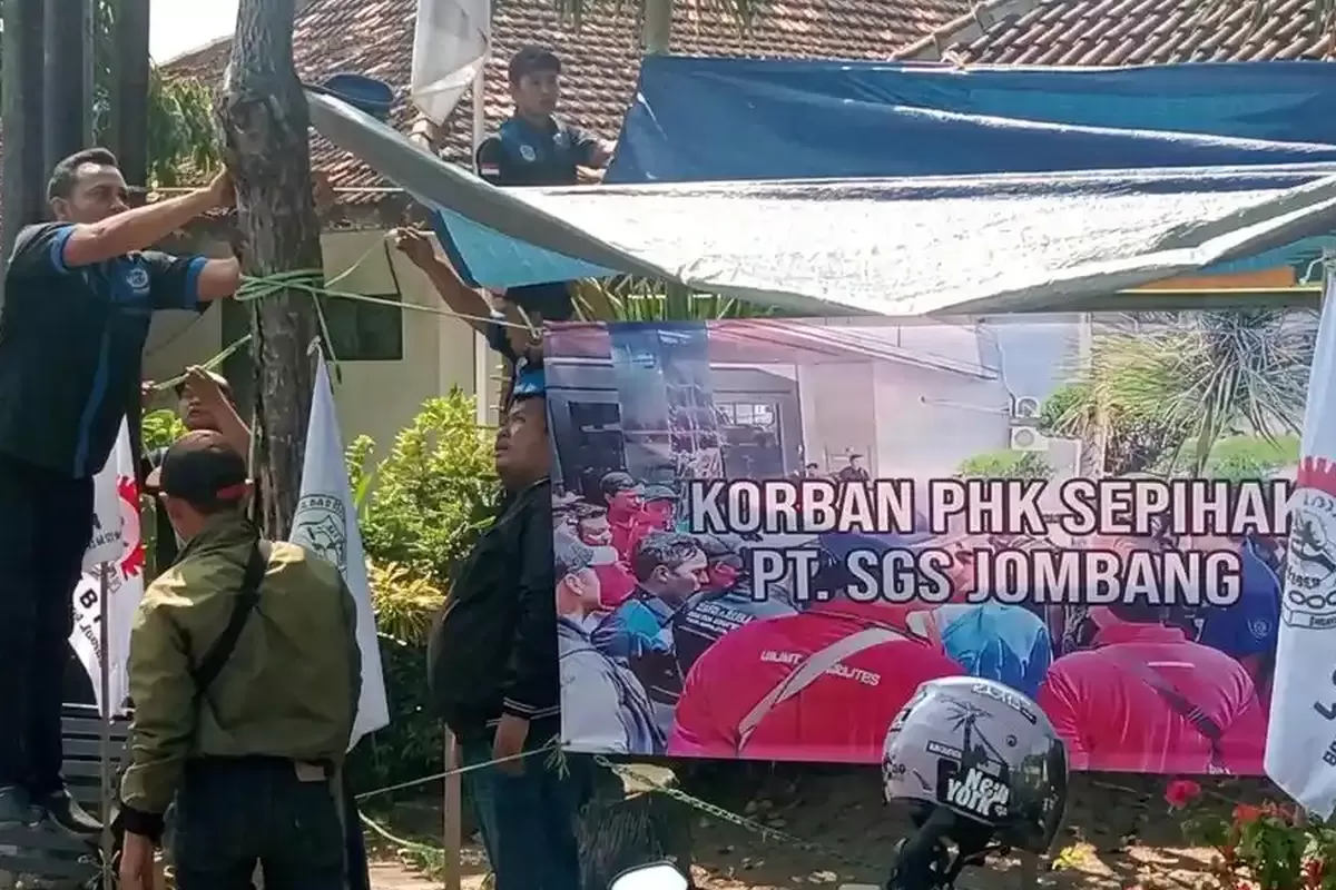 Tolak Pesangon Dicicil 10 Kali, Korban PHK Massal PT SGS Jombang Dirikan Tenda Protes di Depan Disnaker