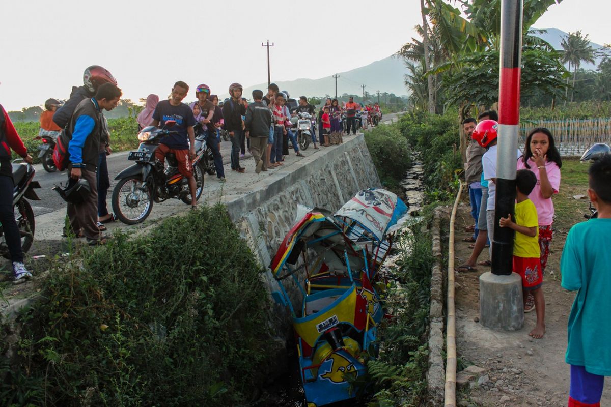 Sebuah angkutan odong-odong bermuatan belasan penumpang terjun ke sungai sedalam dua meter di tepi Jalan Raya Kutasari-Tobong, Desa Meri, Kecamatan Kutasari, Purbalingga, Jawa Tengah, Selasa (15/8/2017).