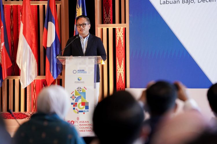 Ketua Umum Perhimpunan Bank Umum Nasional (Perbanas) sekaligus Wakil Menteri BUMN Kartika Wirjoatmodjo memberikan sambutan pada acara 50th ASEAN Banking Council Meeting (ABC) 2022 di Labuan Bajo, Manggarai Barat, Nusa Tenggara Timur (NTT), Jumat (2/12/2022).