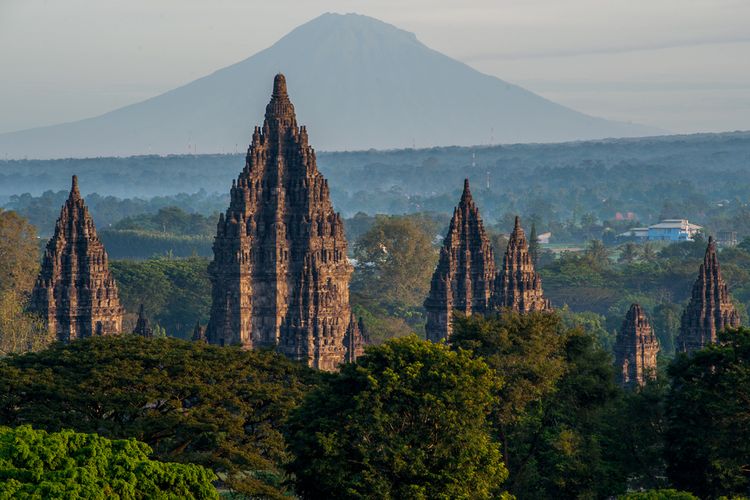 Pemandangan Candi Prambanan dengan latar Gunung Merapi di belakangnya.