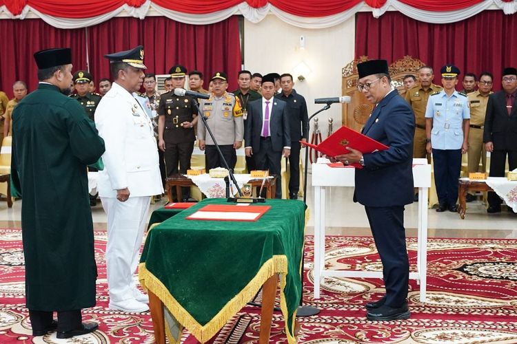 Pj Gubri Rahman Hadi saat membacakan sumpah jabatan dalam prosesi pelantikan Pj Walkot Pekanbaru Roni Rakhmat di Gedung Daerah Balai Serindit, Riau, Selasa (3/12/2024). 