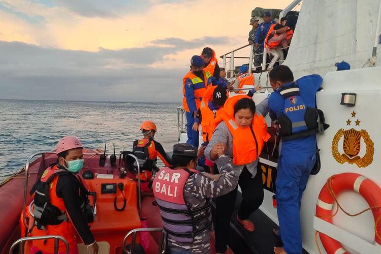 Proses evakuasi penumpang Kapal motor penumpang (KMP) Nusa Dua, yang mengalami mati mesin dan kandas di Perairan Gilimanuk, Kabupaten Jembrana, Provinsi Bali, Minggu (26/6/2022).
