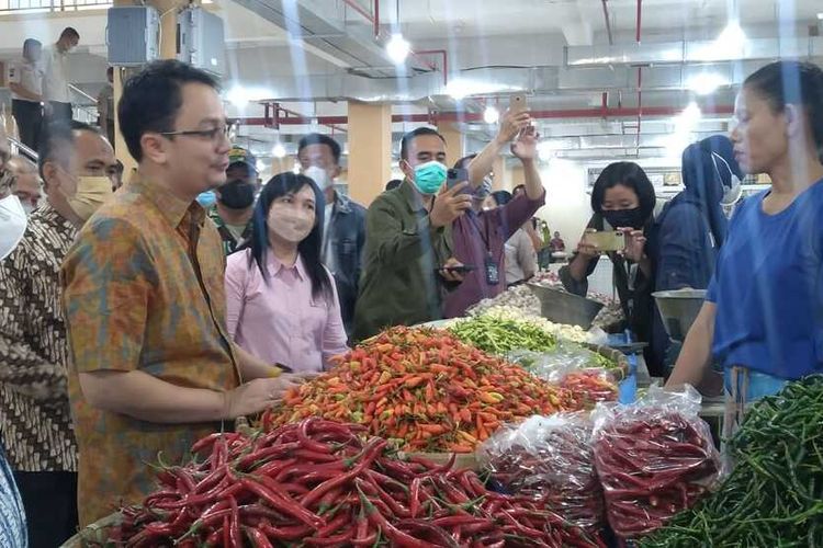 Wakil Menteri Perdagangan (Wamendag) Jerry Sambuaga melakukan pemantauan harga bahan pokok pada Sabtu (20/8/2022) di Pasar Legi, Kota Solo.