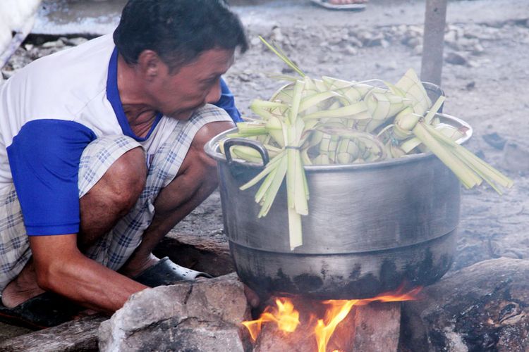 Keluarga Hadijah Baderan memasak ketupat untuk disajikan kepada tamu pada Lebaran Ketupat atau Bakdo Kupat di Desa Yosonegoro, Kabupaten Gorontalo, Gorontalo.