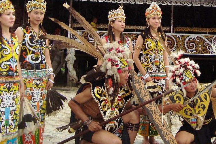 Desa Budaya Pampang adalah tempat wisata untuk melihat budaya suku Dayak di Kalimantan.