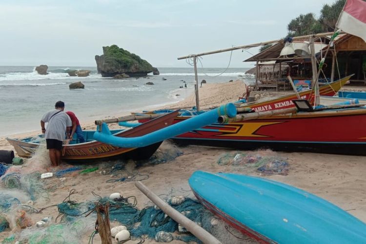 Nelayan Pantai Ngandong, Desa Tepus, Kecamatan Tepus, Gunungkidul