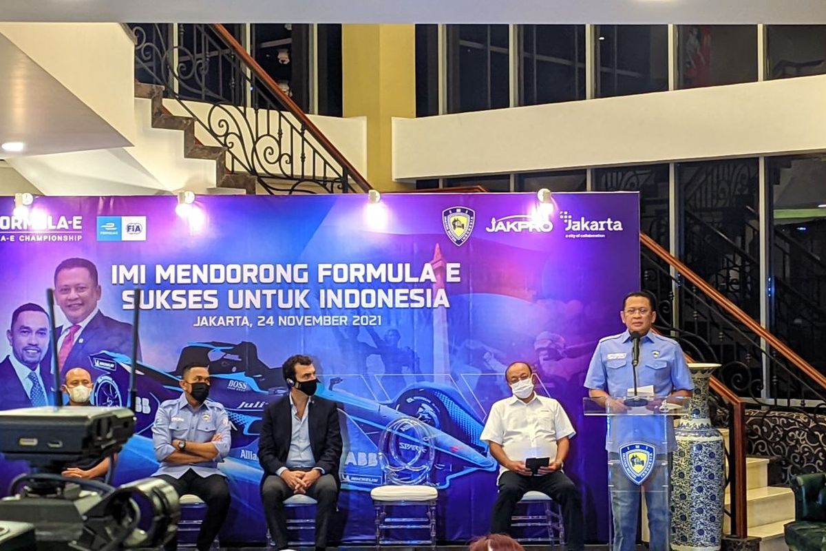 Ketua MPR RI Bambang Soesatyo (berdiri di mimbar) saat konferensi pers dukungan Formula E di Gedung Blackstone Jakarta Pusat, Rabu (24/11/2021). 