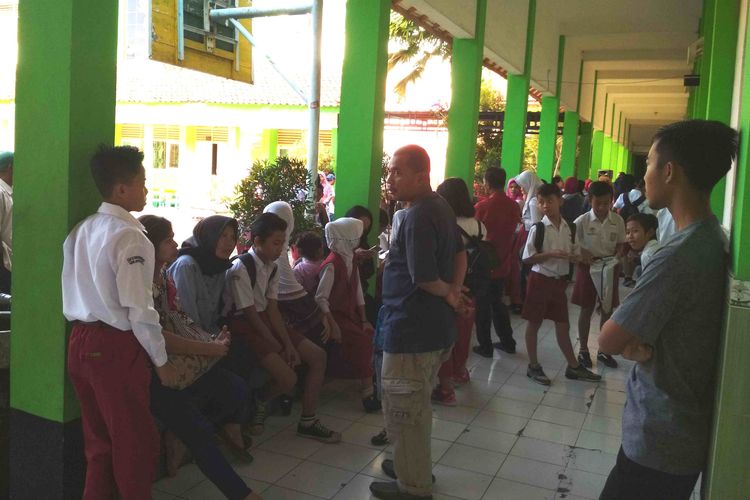 Suasana saat para orangtua dan calon siswa menunggu pengumuman hasil PPDB di SMP Negeri 4 Kota Magelang, Jumat (17/5/2019).