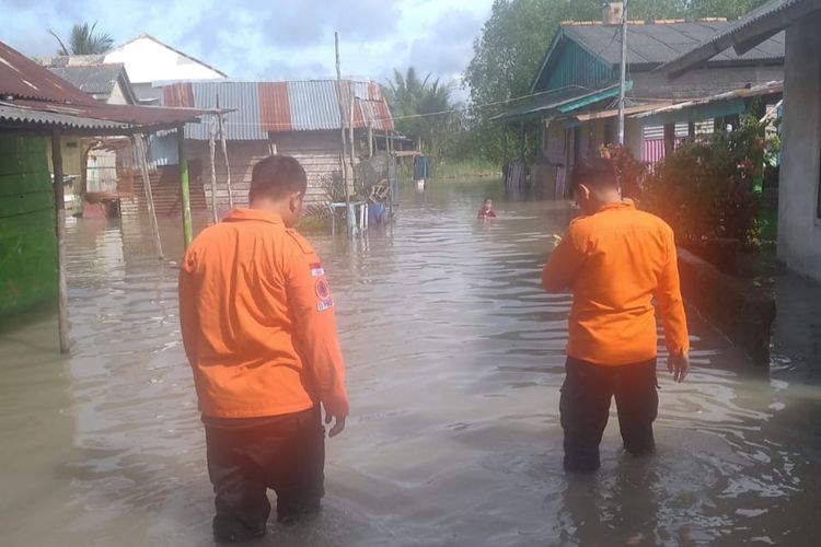 Petugas BPBD mengecek lokasi banjir rob di Pangkalpinang, Bangka Belitung, Minggu (22/1/2023).