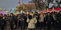 Polisi Bubarkan Paksa Massa Warga Pati dan Ojol yang Bertahan di Depan DPR hingga Malam