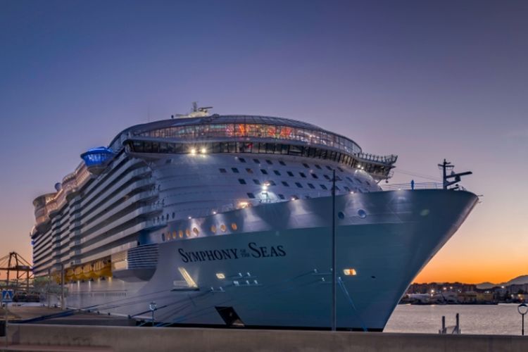 Kapal pesiar Symphony of the Seas saat berada di pelabuhan Malaga, Spanyol. (Shutterstock)