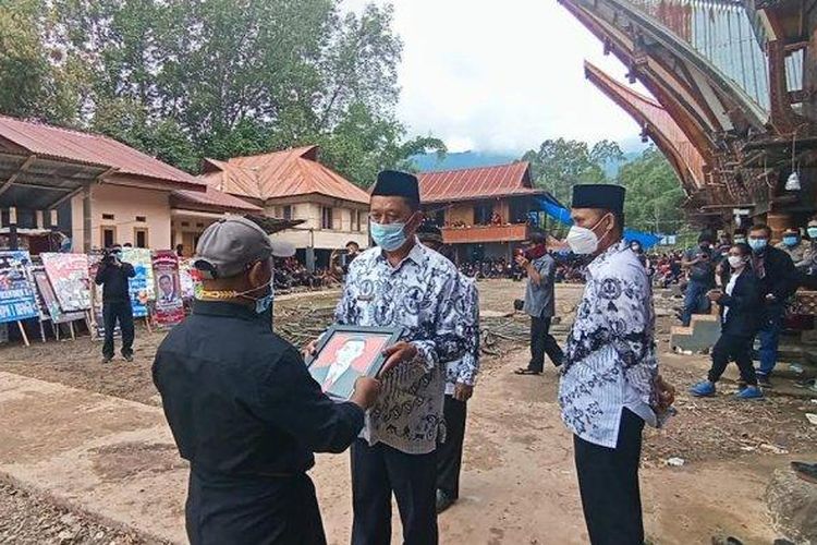 Upacara pelepasan jenazah almarhum Yonathan Renden, korban penembakan KKB Papua, Rabu (14/4/2021).