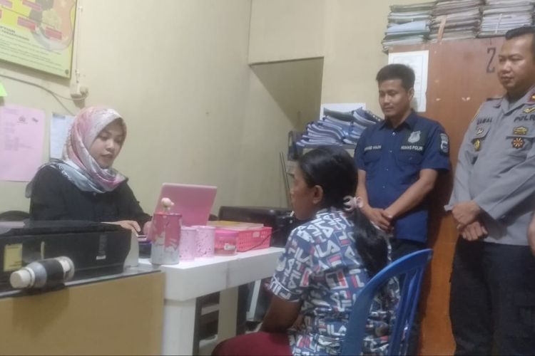 M (36) saat diperiksa penyidik PPA Polsek Panakkukang terkait dugaan eksploitasi dan kekerasan yang dilakukan terhadap anaknya, SR (9) di Polsek Panakkukang, Makassar, Selasa (3/12/2019).