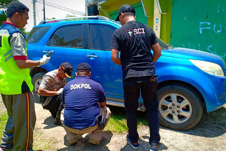 Aparat kepolisian di Kabupaten Gowa, Sulawesi Selatan tengah menggelar olah tempat kejadian perkara (TKP) terhadap mayat wanita di dalam mobil. Jumat (22/3/2019).