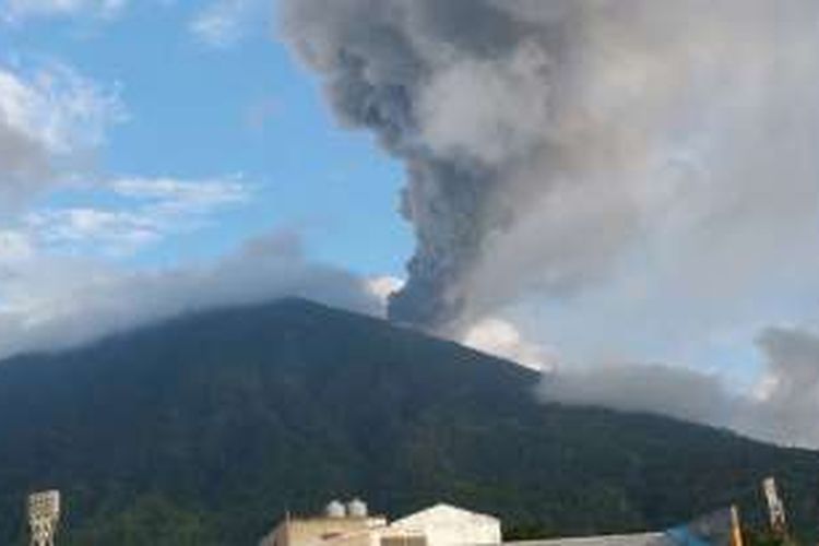 Semburan abu vulkanik Gunung Gamalama, Ternate Maluku Utara, Rabu (3/8/2016)