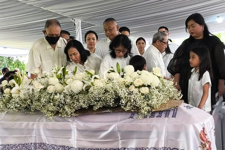 Tabur Bunga Putih untuk Maria Bernadeth Latifah