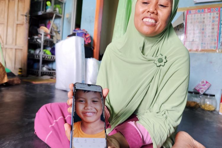 Secara administrasi, Alif tercatat sebagai warga Bekasi. Namun keluarga besar Alif tinggal di Desa Sraten, Kecamatan Srono, Kabupaten Banyuwangi.
