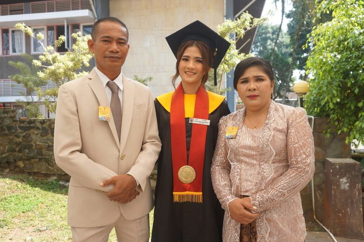 Shintia Pricillia Tundunaung bersama kedua orangtuanya dalam acara Wisuda UKSW Periode III Tahun 2025 di Balairung Universitas, Kamis (24/7/2025).