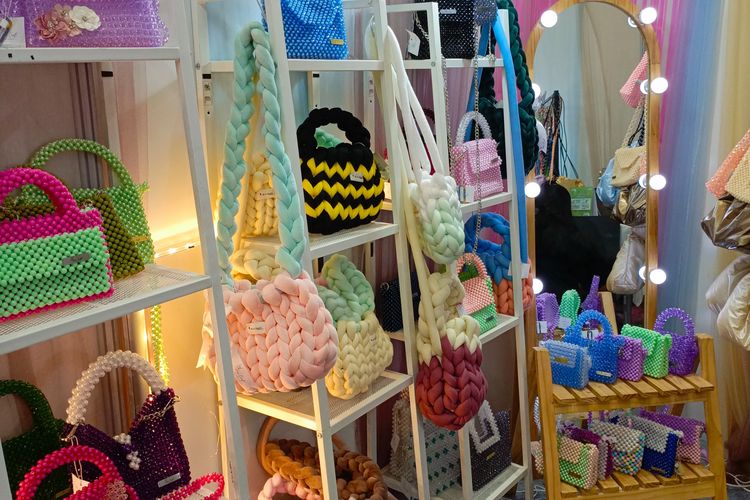 Produk Aca Craft By Abella pada Pameran INACRAFT di Jakarta pada Kamis (5/10/2023).