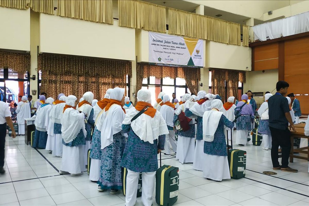 Jamaah haji asal Jawa Barat berangkat dari Asrama Haji Embarkasi Bekasi, Selasa (9/7/2019).