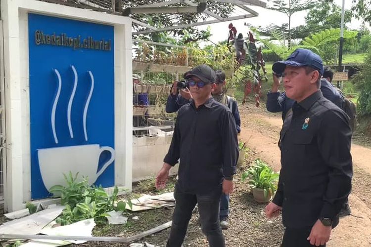 Menteri Lingkungan Hidup (LH) Hanif Faisol saat meninjau langsung proses pembongkaran delapan unit usaha wisata di kawasan Puncak Bogor, Jawa Barat, Minggu (27/7/2025).