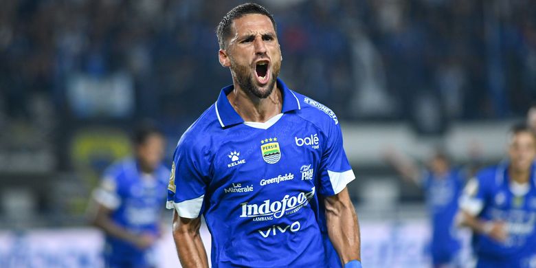 Luciano Guaycochea merayakan gol dalam laga pekan ke-27 Super League 2025-2026 Persib vs Bali United di Stadion Gelora Bandung Lautan Api, Minggu (12/4/2026).