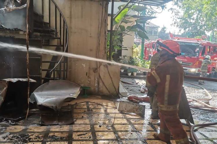 Pemadaman kebakaran Rumah Makan Ayam Goreng Suharti Bandung, Sabtu (23/9/2023).